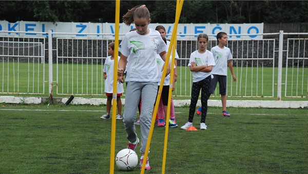 Sve veći broj djevojčica aktivno se bavi fudbalom.